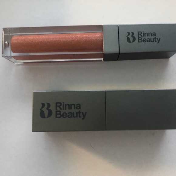New lipstick/gloss/pencil -Lisa Rinna Beauty - Picture 4 of 8